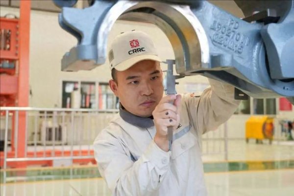 贝思盈配资 左手执锉 右手挥毫 “钢铁匠人”张琪平在刚柔并济中追求极致