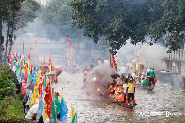 贝思盈配资 广州珠村龙船招景迎端午，深涌河面鞭炮齐鸣、锣鼓喧天