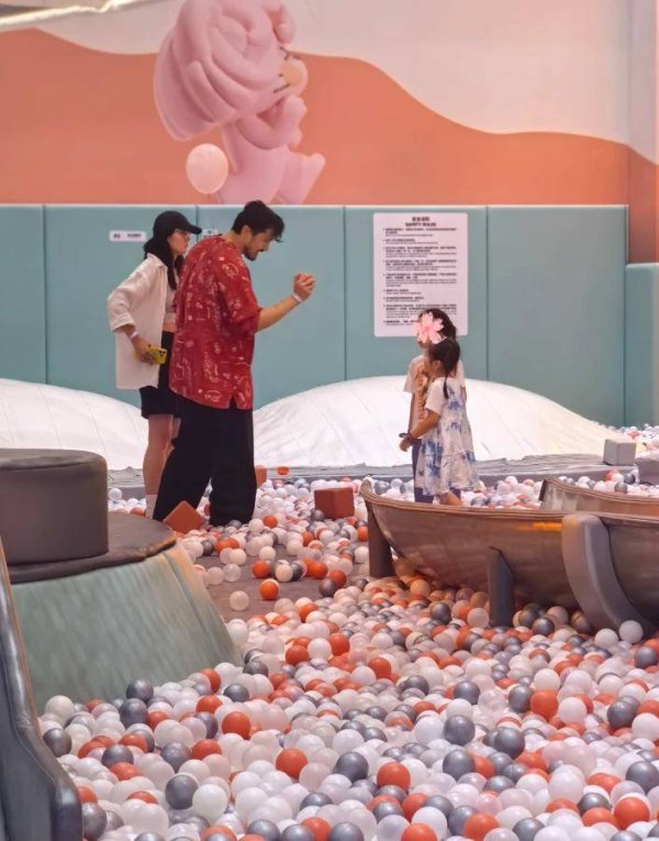 融金牛 王传君一家游乐场玩耍，陪女儿玩得满头大汗，齐溪生俩娃肚皮松弛